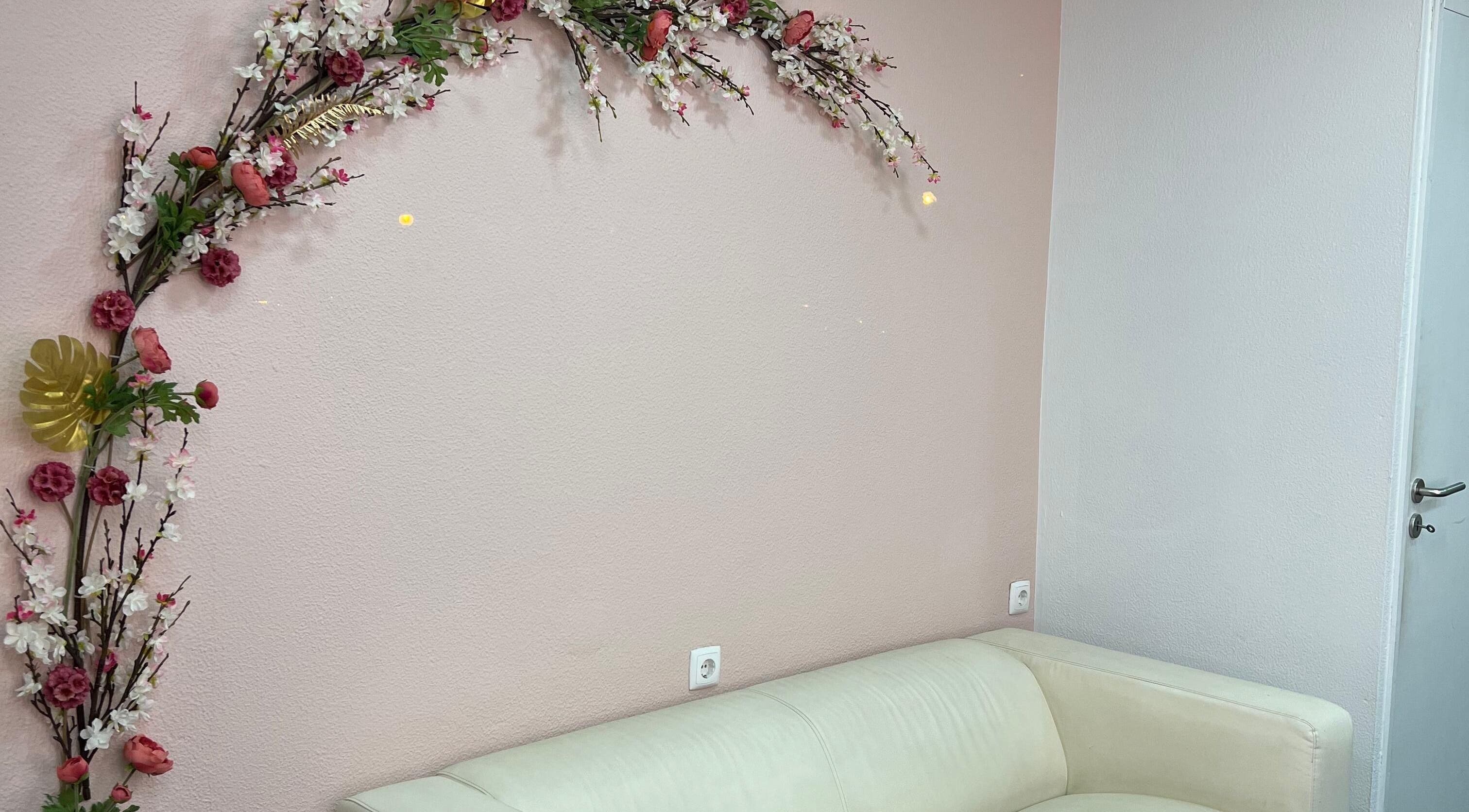 Decoração floral na sala de espera do Evabela - Espaço de Estética, Lisboa, Lisboa, PT.