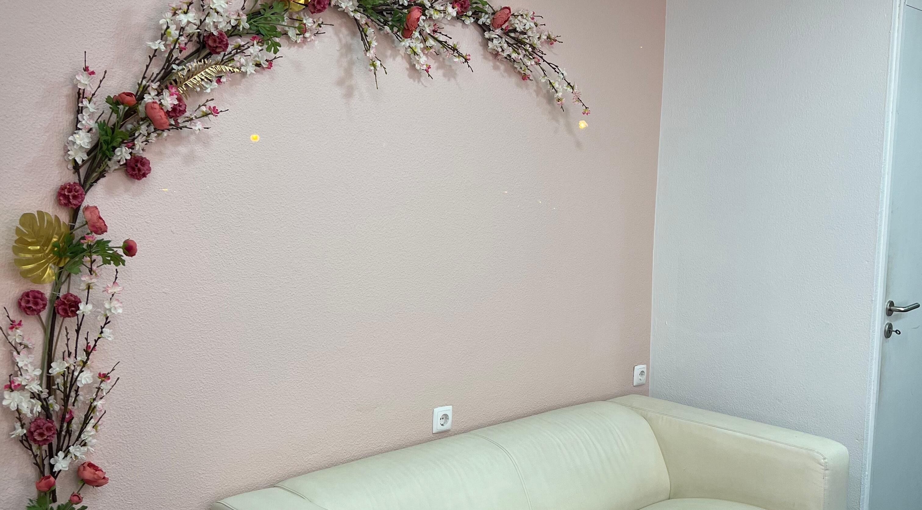 Decoração floral na sala de espera do Evabela - Espaço de Estética, Lisboa, Lisboa, PT.