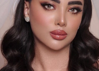 Elegant bridal makeup at Make Up by Niloo in London, GB. Featuring flawless skin, bold lips, and defined eyes.