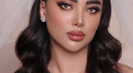Elegant bridal makeup at Make Up by Niloo in London, GB. Featuring flawless skin, bold lips, and defined eyes.