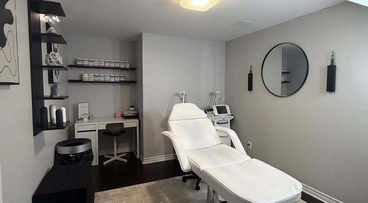 Relaxing treatment room at RayanBeautyy - Ottawa, featuring a modern chair and equipment in Ottawa, Ontario, CA.