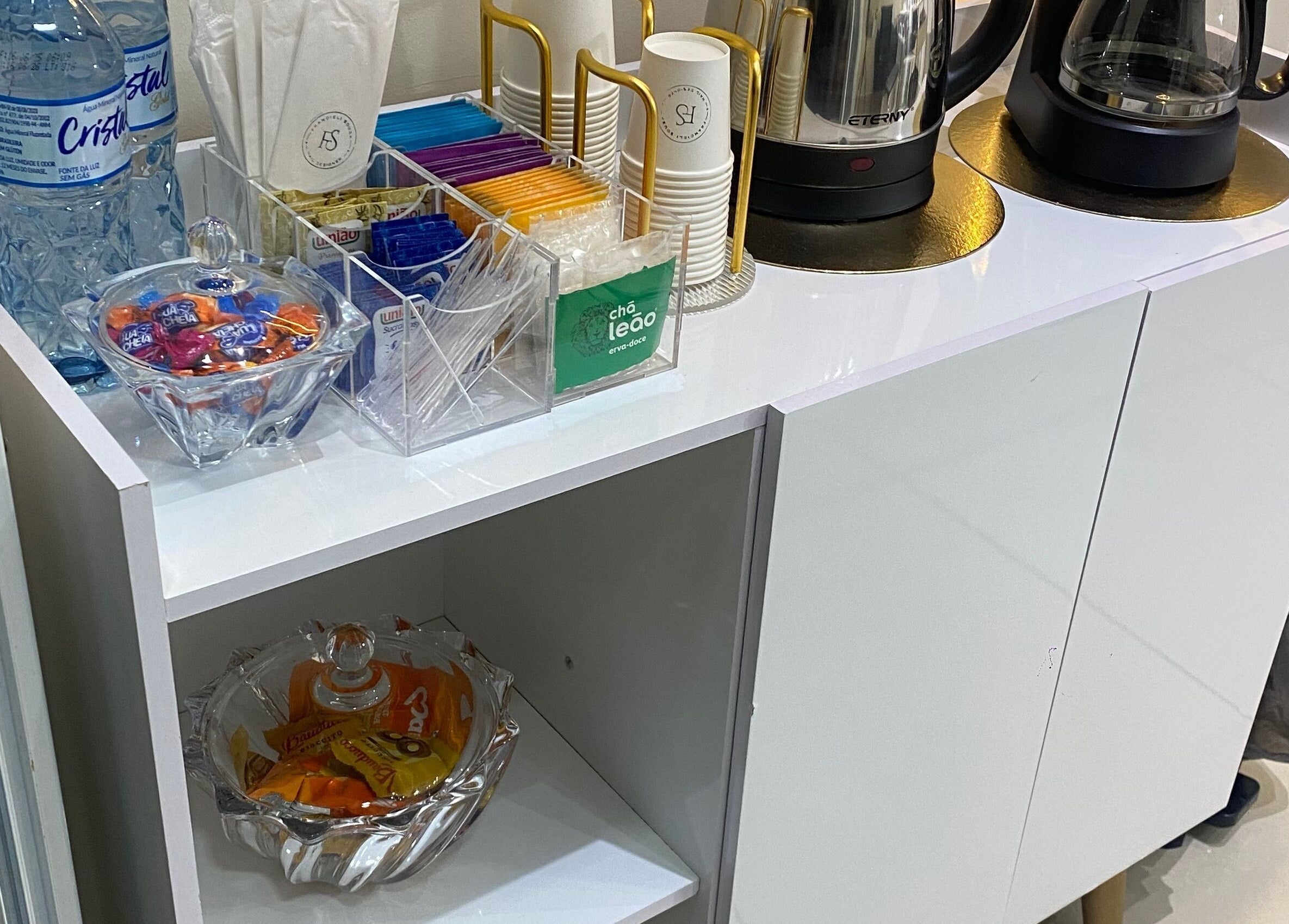 Estação de bebidas e lanches no Fran Souza Nails em São Paulo, São Paulo, BR. Cafeteira e petiscos incluídos.