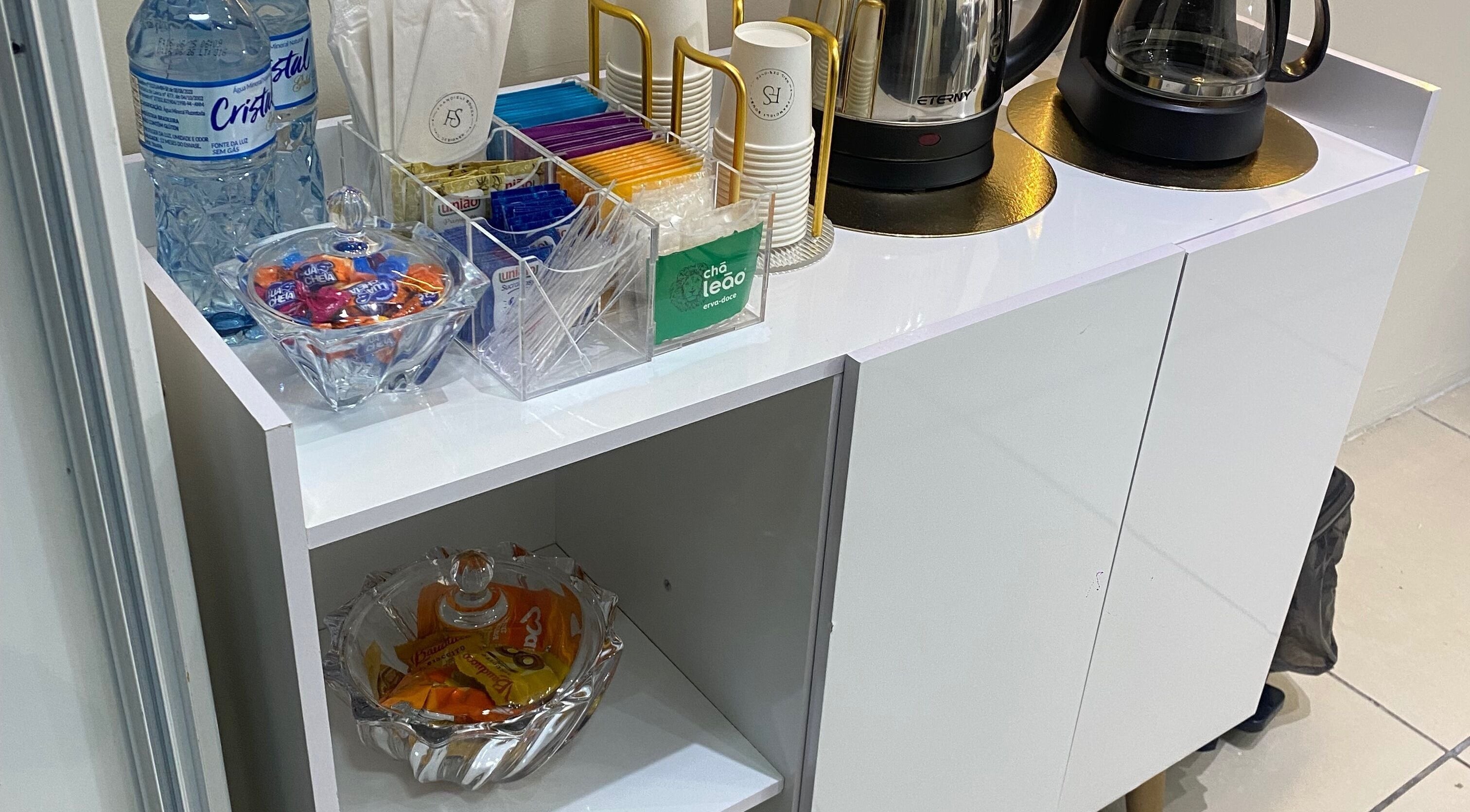 Estação de bebidas e lanches no Fran Souza Nails em São Paulo, São Paulo, BR. Cafeteira e petiscos incluídos.