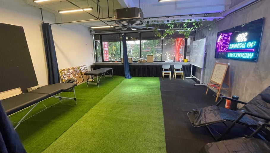Relaxing therapy room at FU HOUSE RECOVERY, Kuala Lumpur, Malaysia, showcasing treatment beds and vibrant lighting.