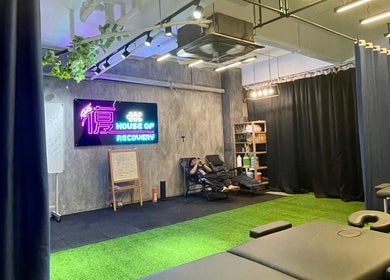 Relaxing lounge at FU HOUSE RECOVERY, Kuala Lumpur, MY with massage chairs and welcoming decor.