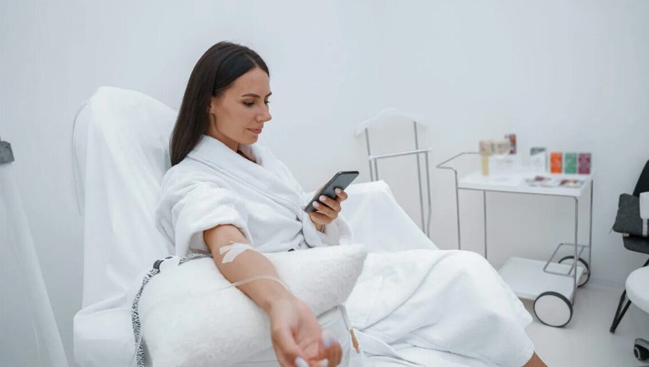 Woman enjoying IV therapy at Infuse Performance, Melbourne, Victoria, AU.