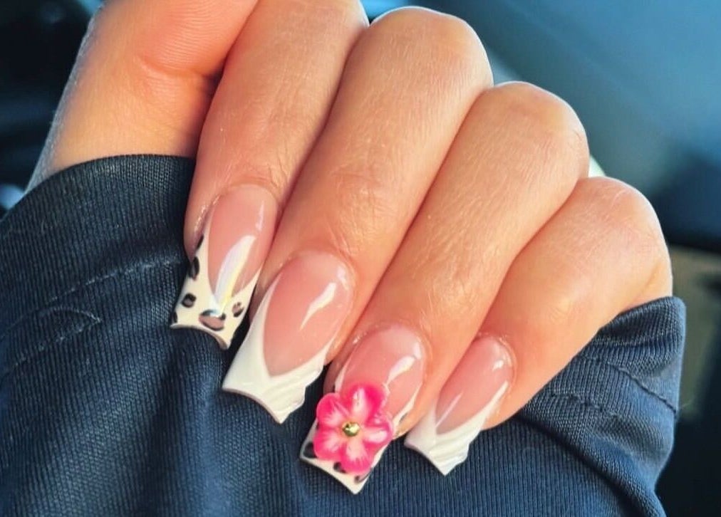 Stylish floral and leopard nail art by deznaillss in El Paso, Texas, US showcasing trendy manicure styles.