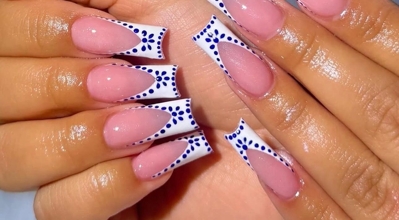 Stunning blue and white floral nail art at deznaillss in El Paso, Texas, US.