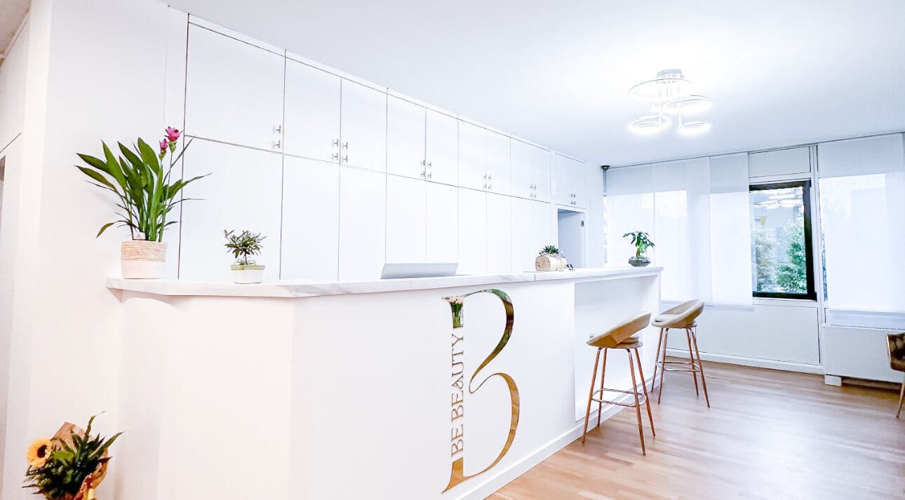 Reception moderna di Concepts of Beauty a Udine, Friuli-venezia Giulia, IT con dettagli bianchi e piante.