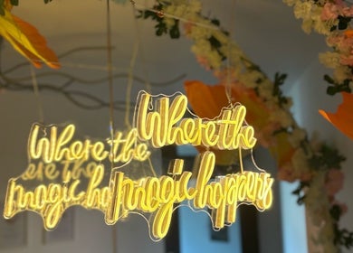 Insegna al neon 'Where the magic happens' a Concepts of Beauty, Udine, Friuli-Venezia Giulia, IT.