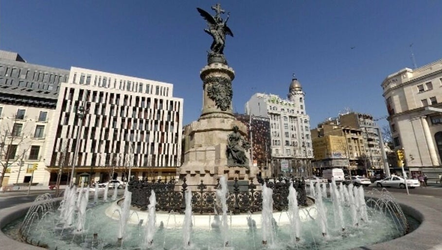 Fuente monumental cerca de Dra. Begoña López Asensio en Zaragoza, Aragón, ES, con elegantes edificios de fondo.