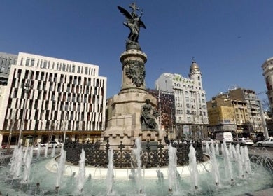 Fuente monumental cerca de Dra. Begoña López Asensio en Zaragoza, Aragón, ES, con elegantes edificios de fondo.