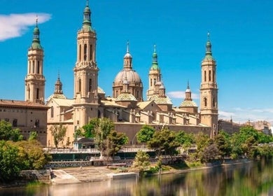 Vista de la basílica cerca de Dra. Begoña López Asensio en Zaragoza, Aragón, ES, reflejada en el agua.