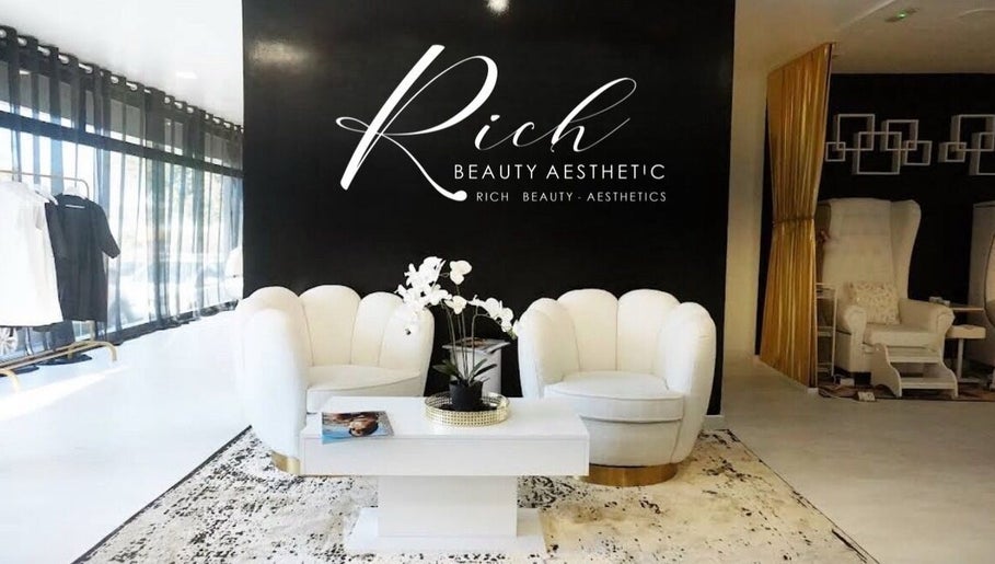 Chic interior of rich.beauty.aesthetic in Marbella, Andalucía, ES featuring elegant white seating.