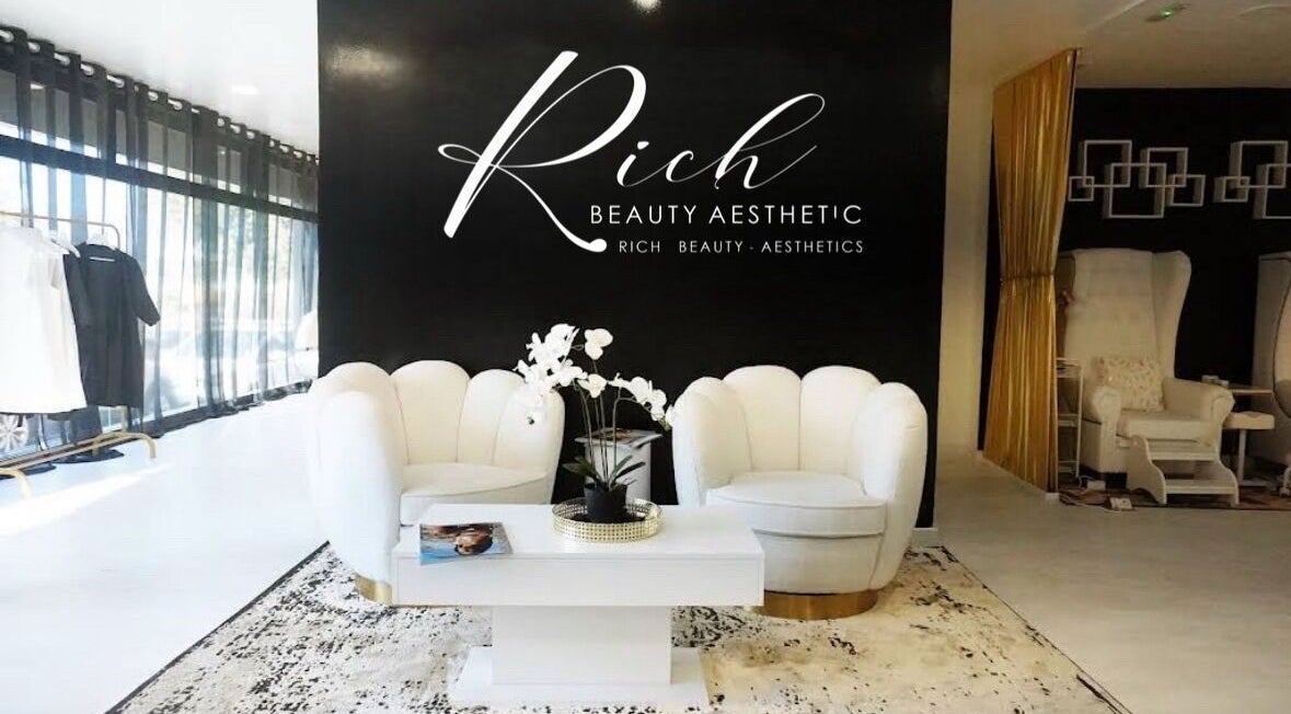 Chic interior of rich.beauty.aesthetic in Marbella, Andalucía, ES featuring elegant white seating.
