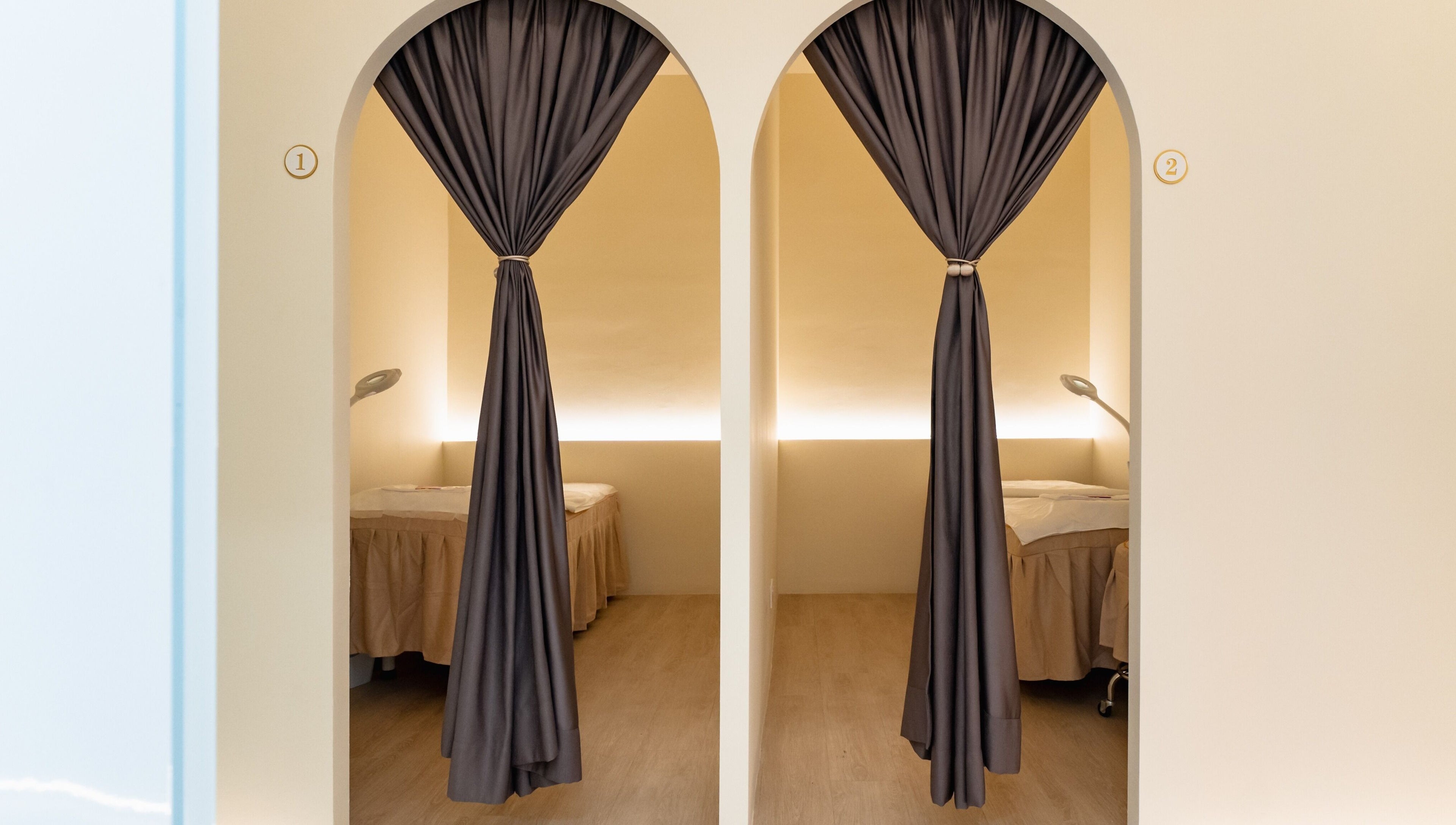 Essential Skin - Velocity的护理室，位于马来西亚吉隆坡，帷幕间隙营造舒适宁静环境。