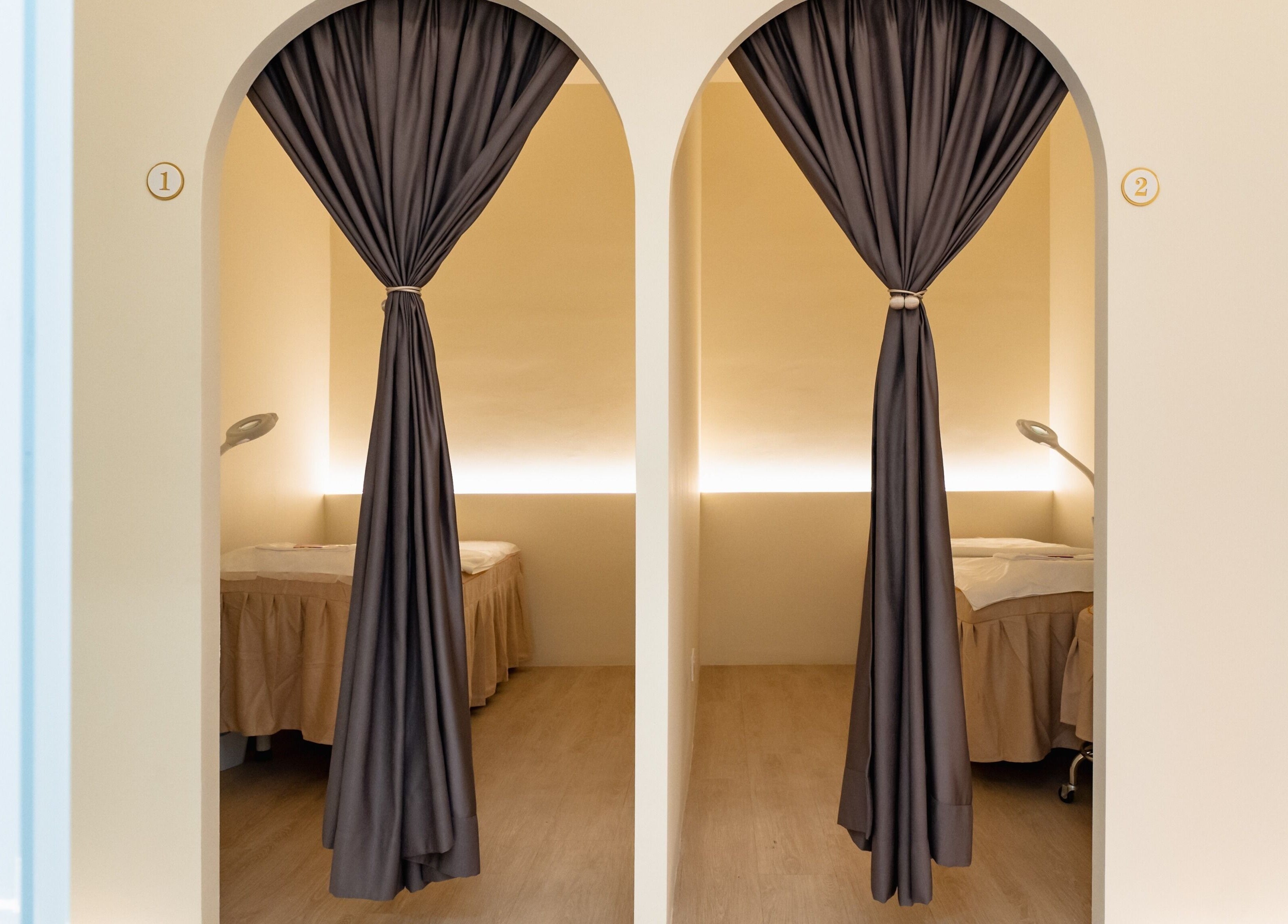 Essential Skin - Velocity的护理室，位于马来西亚吉隆坡，帷幕间隙营造舒适宁静环境。