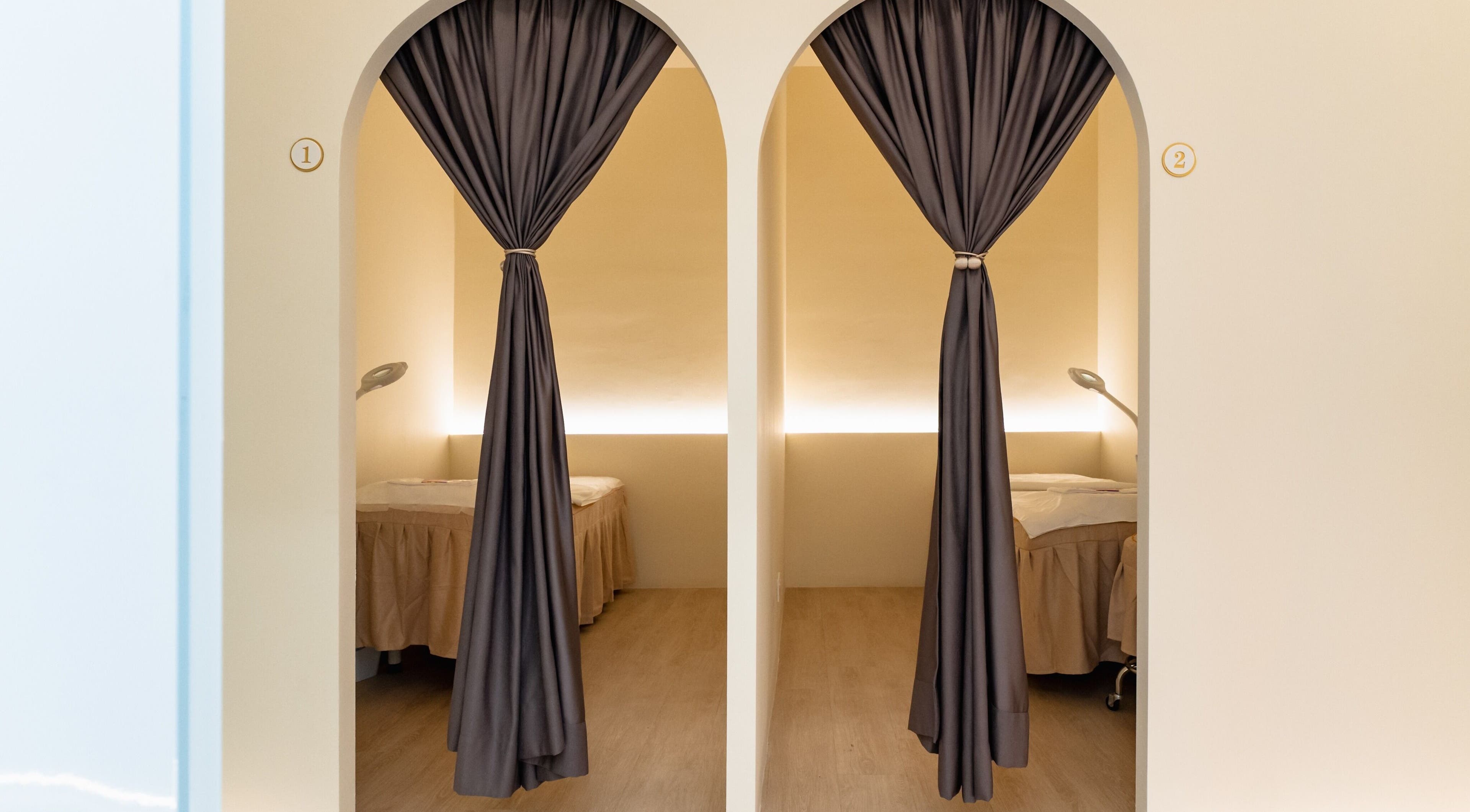 Essential Skin - Velocity的护理室，位于马来西亚吉隆坡，帷幕间隙营造舒适宁静环境。