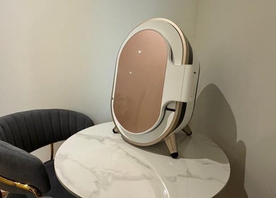 Essential Skin - Velocity的优雅大理石桌和椅子，坐落于吉隆坡，马来西亚联邦直辖区。