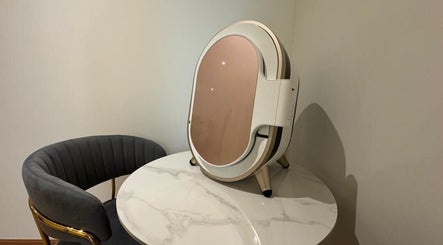 Essential Skin - Velocity的优雅大理石桌和椅子，坐落于吉隆坡，马来西亚联邦直辖区。
