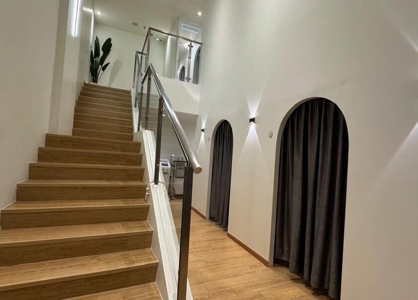 Essential Skin - Velocity的优雅楼梯，位于马来西亚吉隆坡，现代简约装潢。