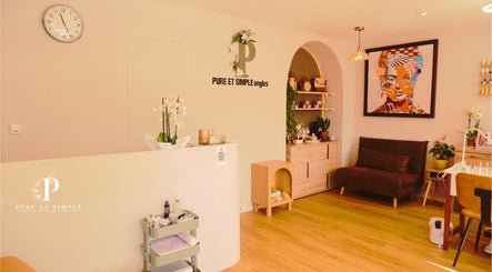 Intérieur raffiné de Pure et Simple Ongles à Montgeron, Île-de-France, FR, avec décoration artistique.