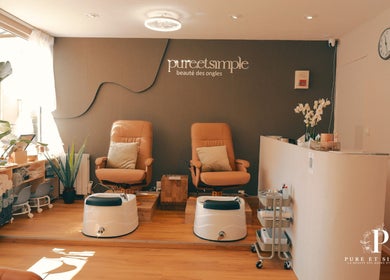 Espace détente chic chez Pure et Simple Ongles, Montgeron, Île-de-france, FR avec fauteuils et plantes.