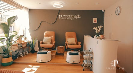 Espace détente chic chez Pure et Simple Ongles, Montgeron, Île-de-france, FR avec fauteuils et plantes.