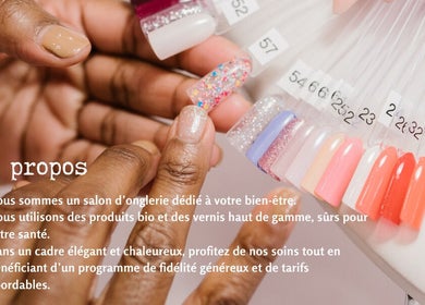 Palette de vernis à ongles colorés chez Pure et Simple Ongles à Montgeron, Île-de-france, FR.