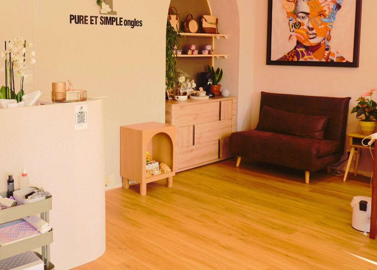 Intérieur de Pure Et Simple Ongles à Montgeron, Île-de-France, FR, décor élégant avec fauteuils et plantes.