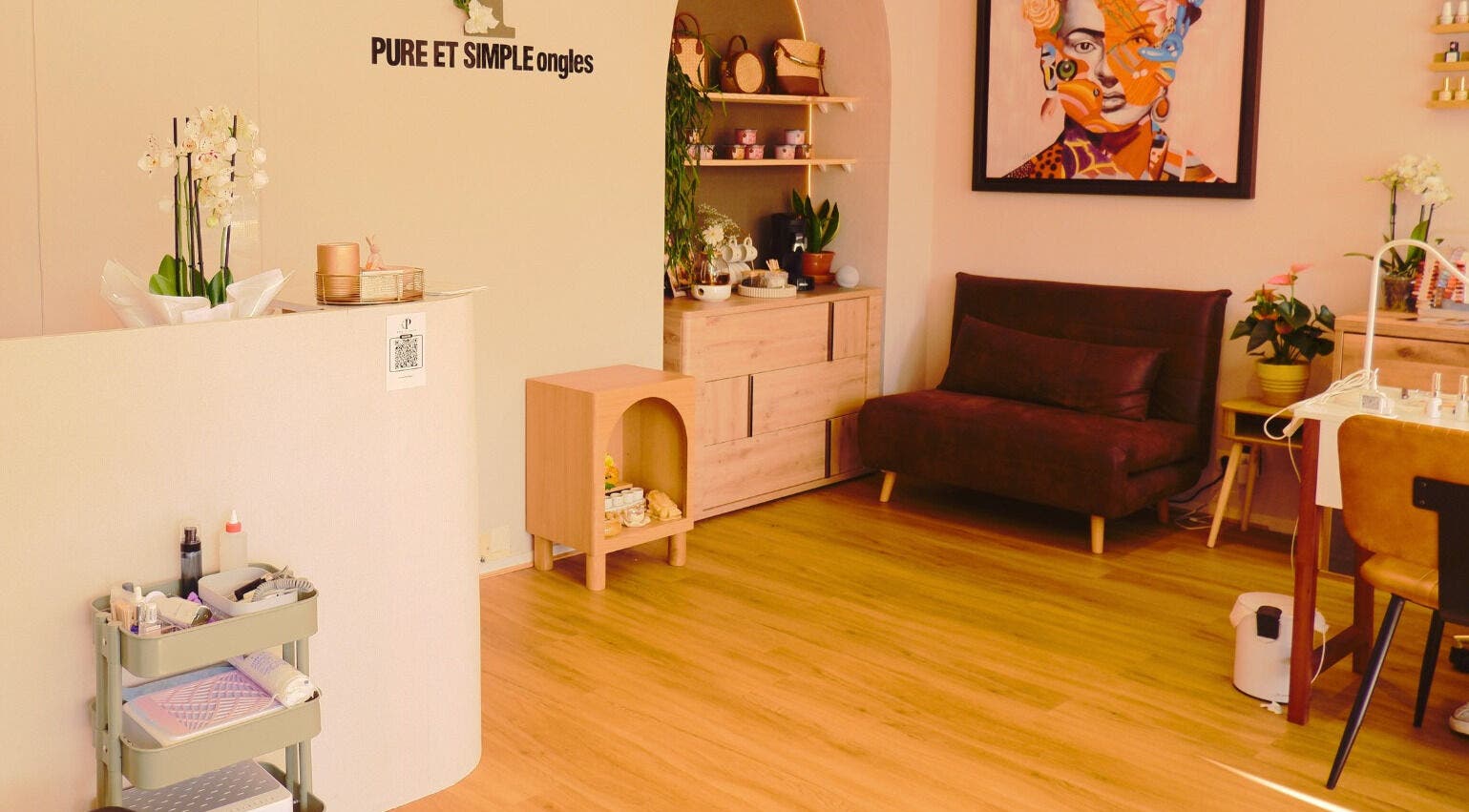 Intérieur de Pure Et Simple Ongles à Montgeron, Île-de-France, FR, décor élégant avec fauteuils et plantes.