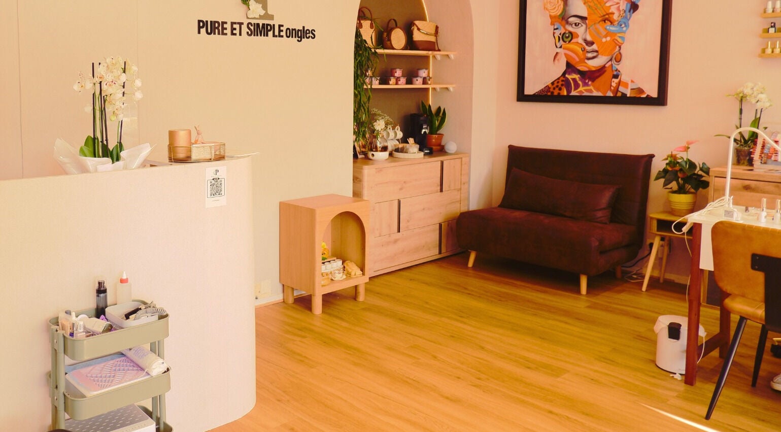 Intérieur de Pure Et Simple Ongles à Montgeron, Île-de-France, FR, décor élégant avec fauteuils et plantes.