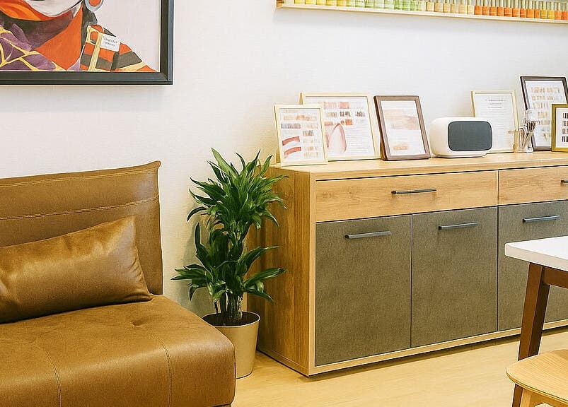 Intérieur élégant de Pure Et Simple Ongles à Montgeron, Île-de-France, FR, avec canapé et plantes.