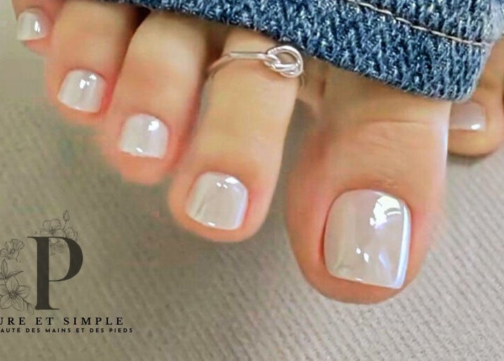 Pédicure élégante à Pure Et Simple Ongles, Montgeron, Île-de-France, FR avec finitions impeccables.