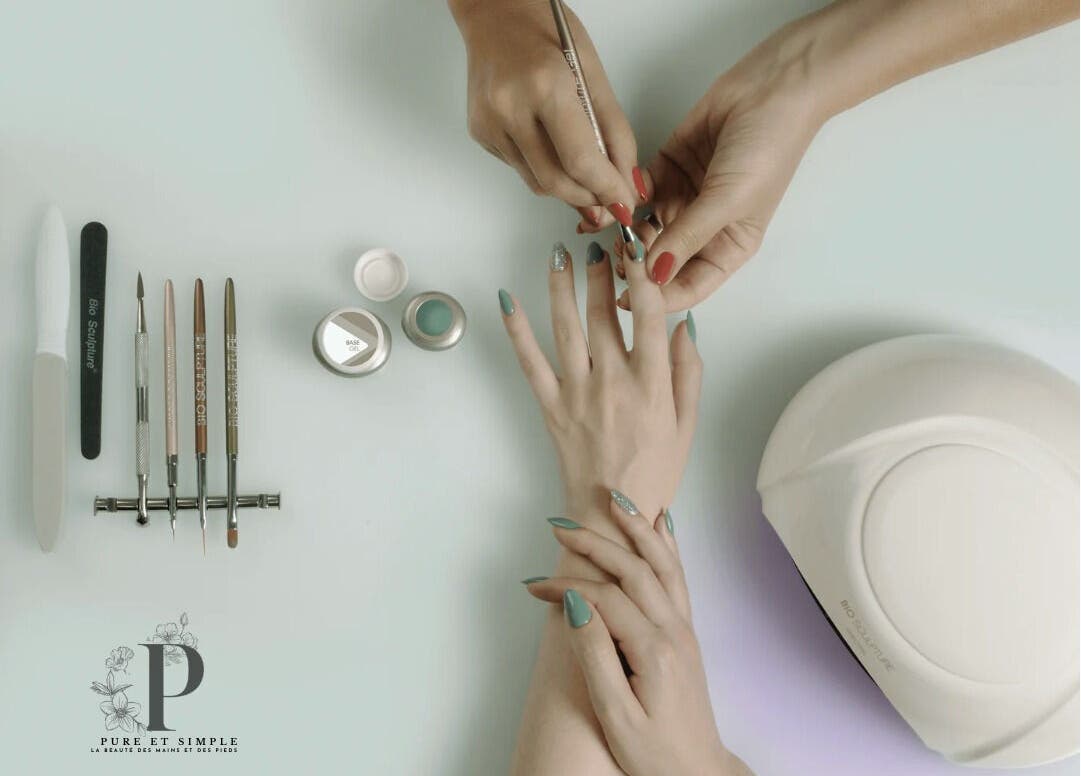 Manucure en cours à Pure Et Simple Ongles à Montgeron, Île-de-France, FR avec vernis et outils.