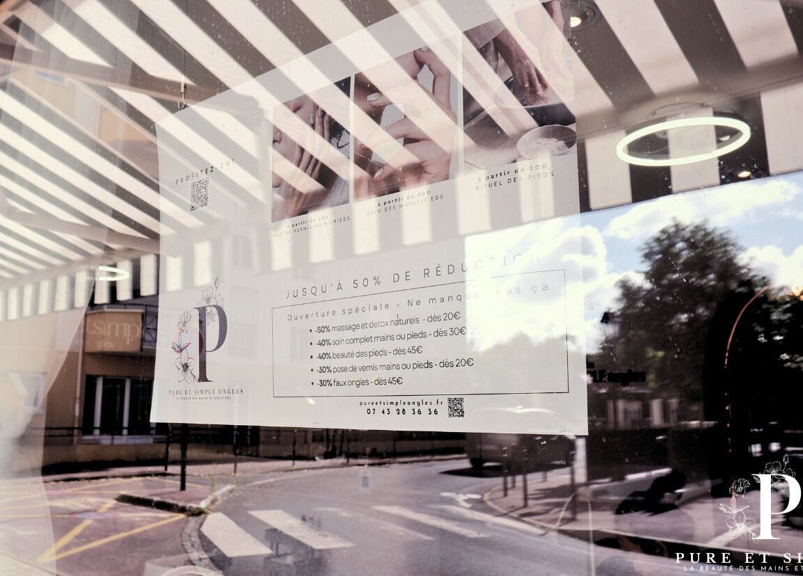 Reflet de l'extérieur de Pure Et Simple Ongles à Montgeron, Île-de-France, FR avec des offres visibles.