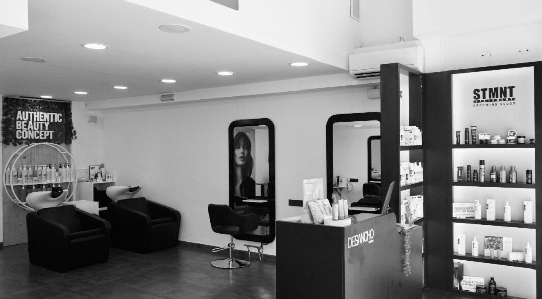 Interior moderno de Desancho Estilistas en Calle Justicia, València, Comunidad Valenciana, ES, reflejando estilo.