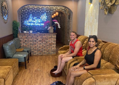 Visitors relaxing in cozy seating at Lá Spa Ha Noi - Massage Gội Dầu Dưỡng Sinh, Hà Nội, VN.