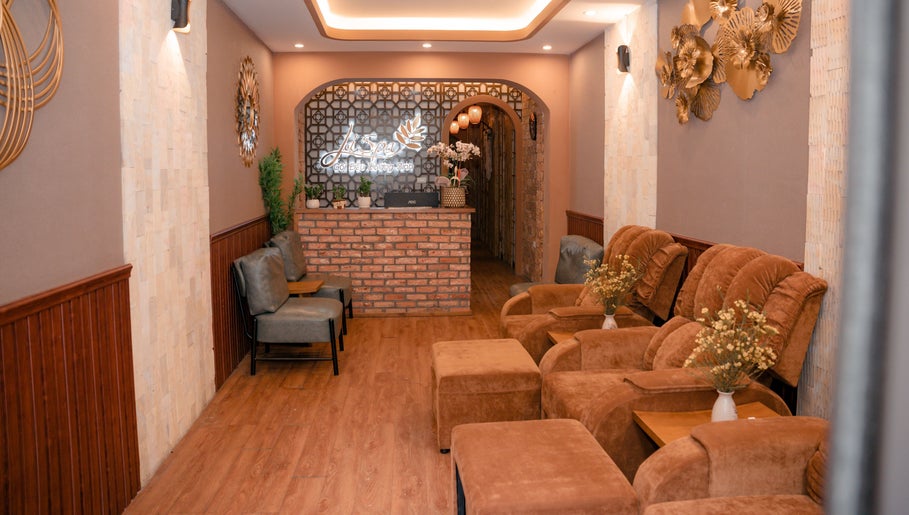 Relaxing lounge area at Lá Spa Ha Noi - Massage Gội Dầu Dưỡng Sinh, Hà Nội, Hà Nội, VN, showcasing plush seating.