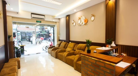 Inviting lounge at Lá Spa - Massage Shampoo Hanoi, featuring plush seating in Hà Nội, Hà Nội, VN.