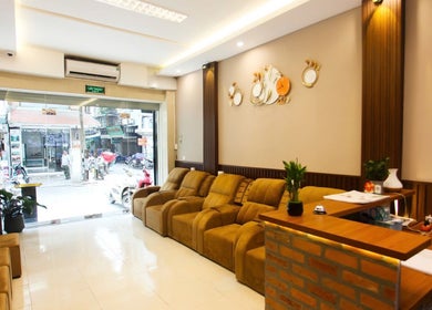 Lá Spa - Massage Shampoo Hanoi in Hà Nội, VN features a cozy and inviting seating area with modern decor.