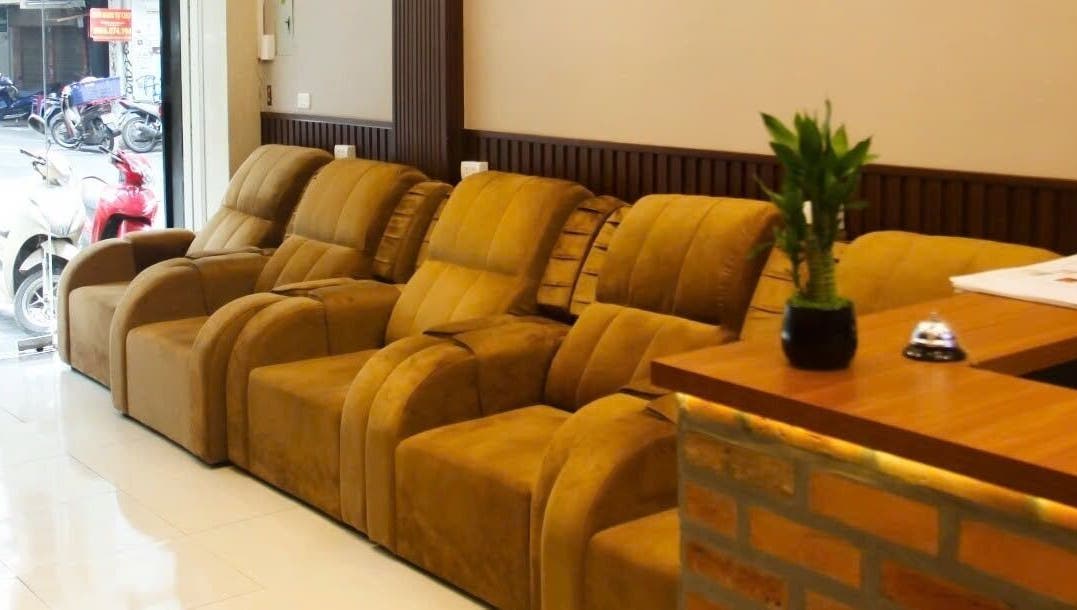 Comfortable seating area at Lá Spa 38- Massage Shampoo Hanoi, Hà Nội, VN, featuring plush chairs.