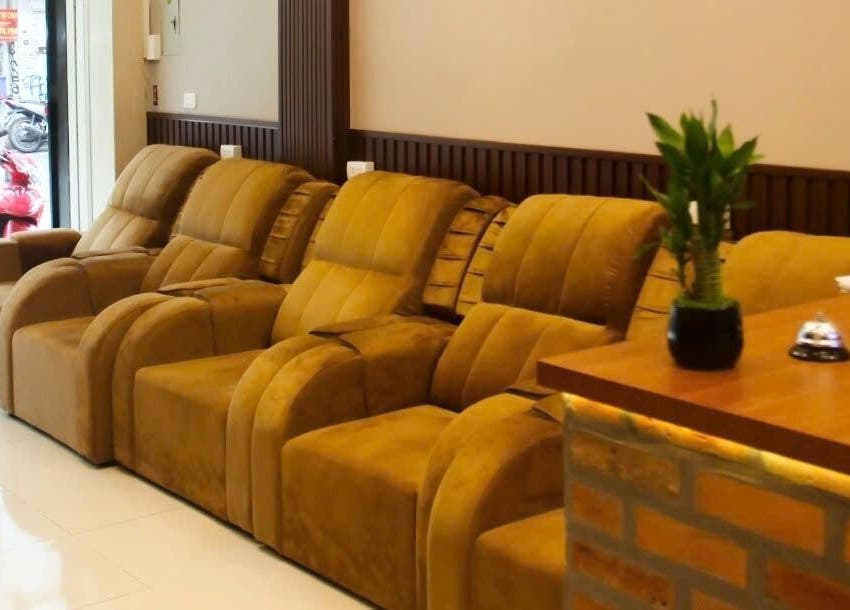 Comfortable seating area at Lá Spa 38- Massage Shampoo Hanoi, Hà Nội, VN, featuring plush chairs.