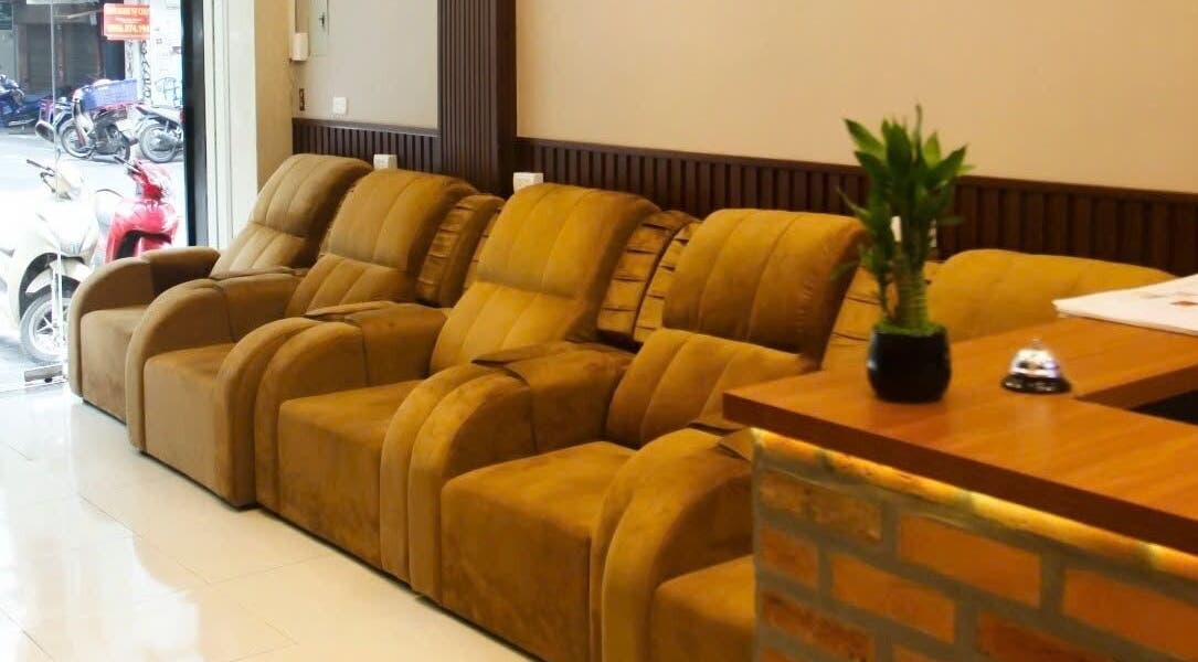 Comfortable seating area at Lá Spa 38- Massage Shampoo Hanoi, Hà Nội, VN, featuring plush chairs.