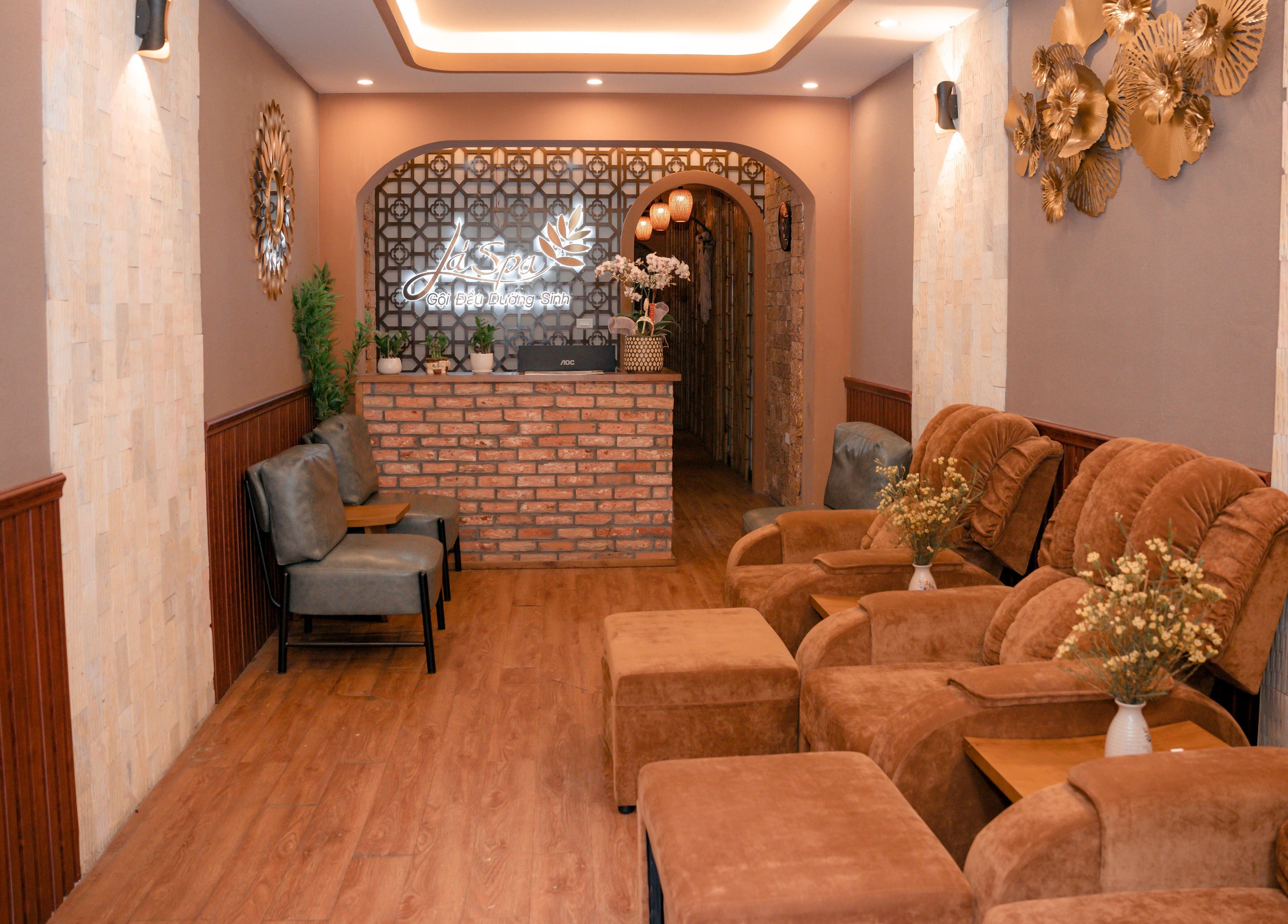 Calming reception area at Lá Spa 16 - Massage Gội Dầu Dưỡng Sinh Ha Noi in Hà Nội, Hà Nội, VN.