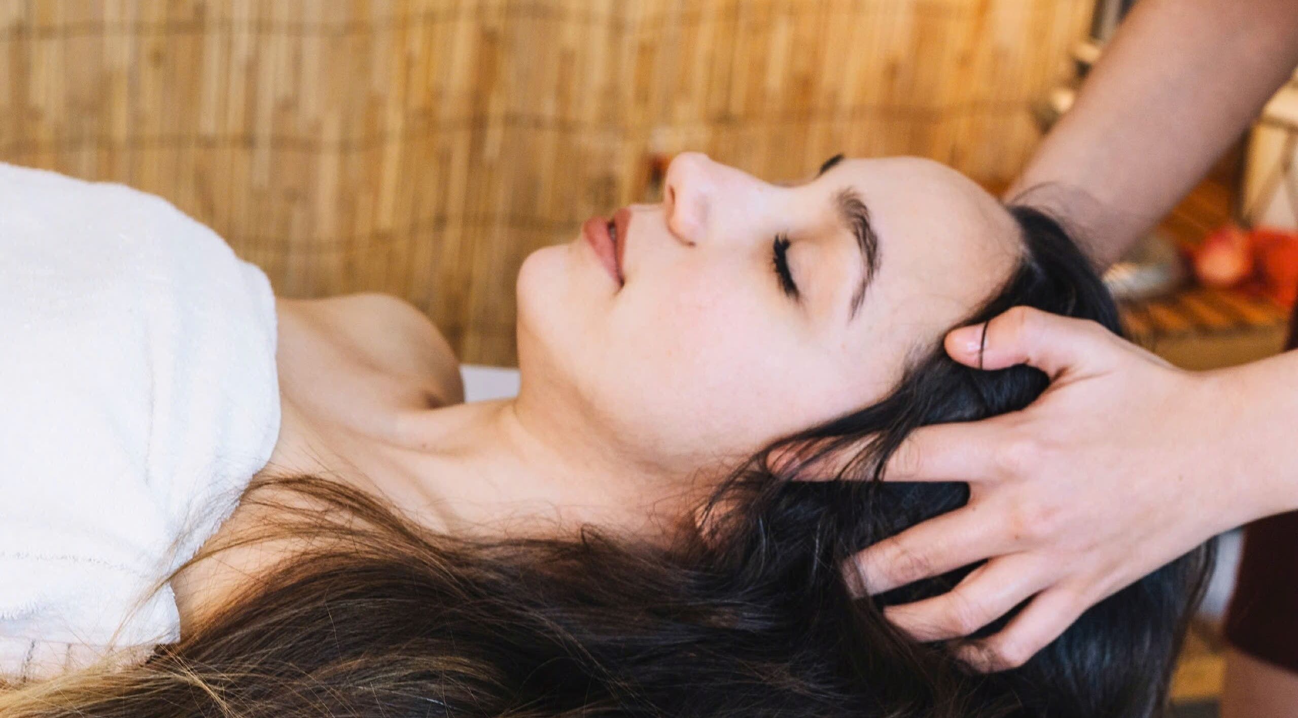 Peaceful head massage at Lá Spa 65 - Gội Đầu Dưỡng Sinh Massage, Hà Nội, VN, enhancing wellness experience.