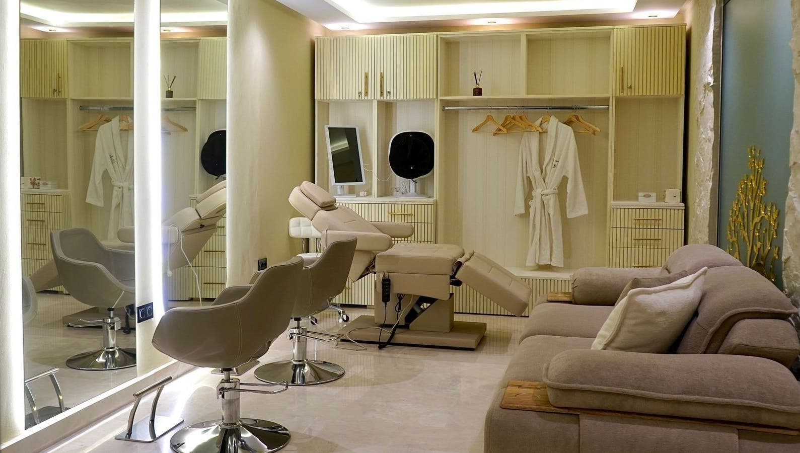 Cabine élégante de La Perle Maison de Beauté à Casablanca, Maroc, MA avec sièges et miroir lumineux.