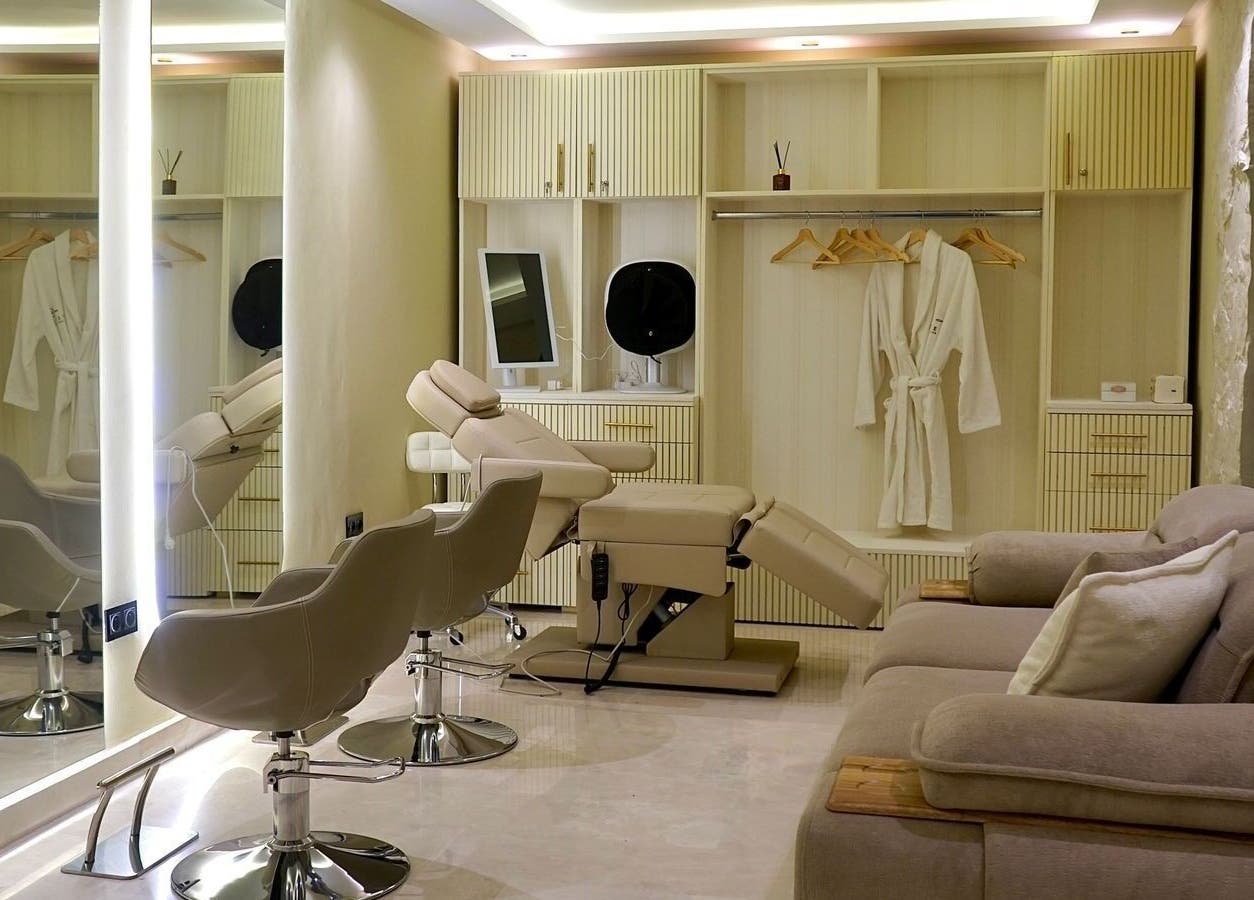 Cabine élégante de La Perle Maison de Beauté à Casablanca, Maroc, MA avec sièges et miroir lumineux.