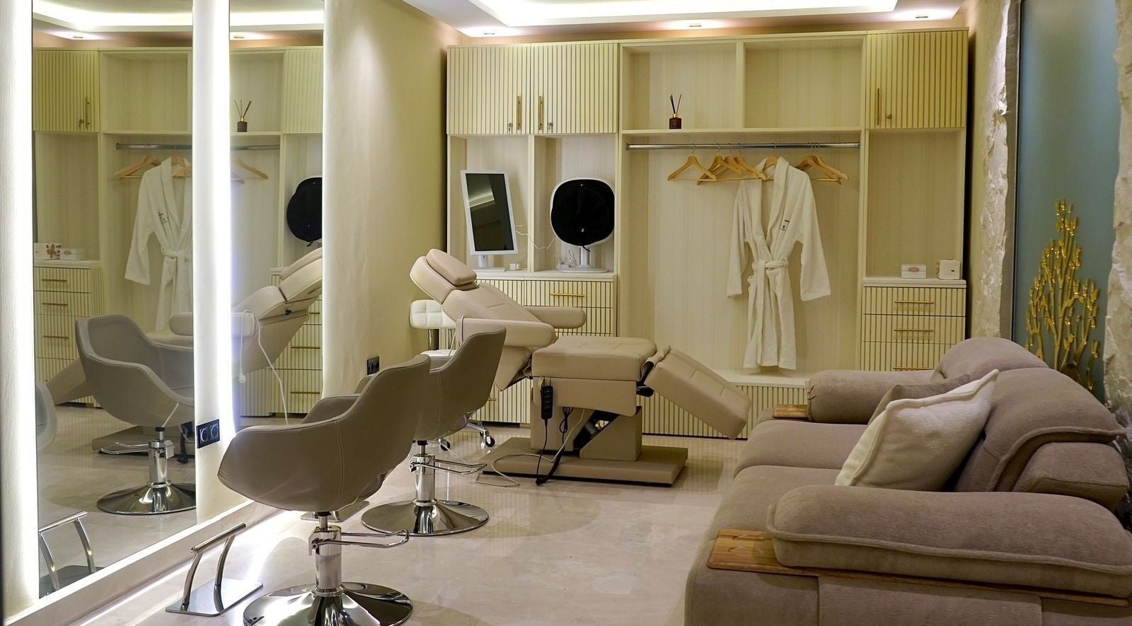 Cabine élégante de La Perle Maison de Beauté à Casablanca, Maroc, MA avec sièges et miroir lumineux.