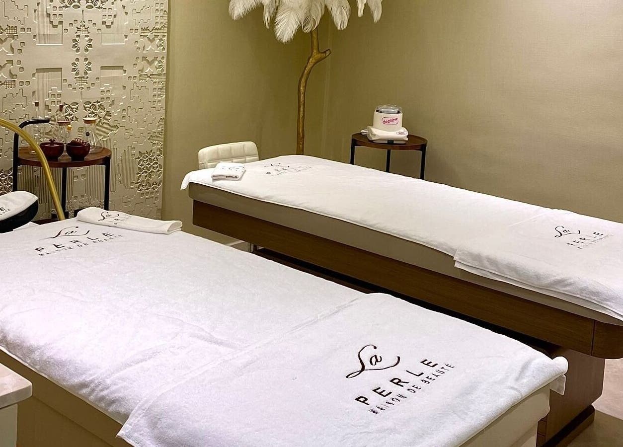 Salle de massage élégante à La Perle Maison de Beauté, Casablanca, Maroc, MA avec lits de soins et décor apaisant.